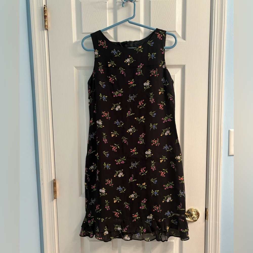 Donna Ricco Black, Sleeveless Dress with Floral Accents - size 6P